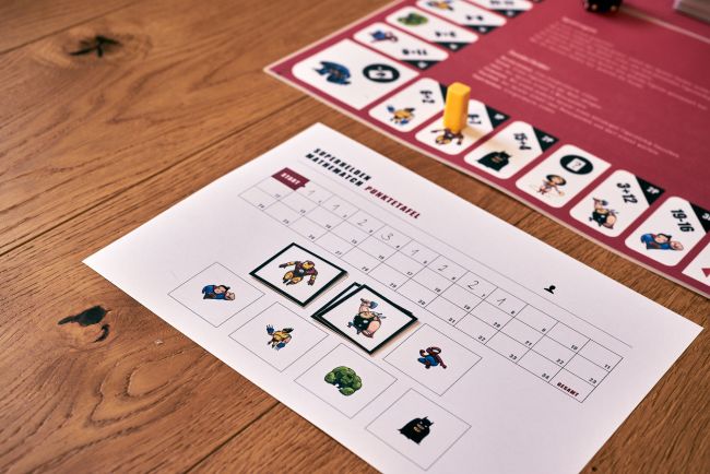 Ansicht der SMM-Spielertafel mit einigen notierten Punkten und drei Sammelfiguren.