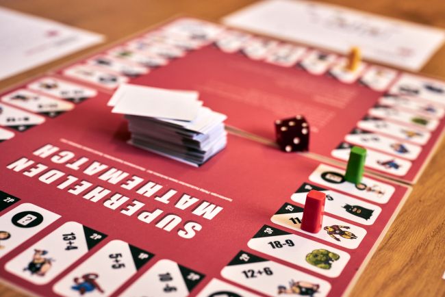 Exemplarische Ansicht des Spielplans mit einigen Spielfiguren und dem Stapel Ereigniskarten.