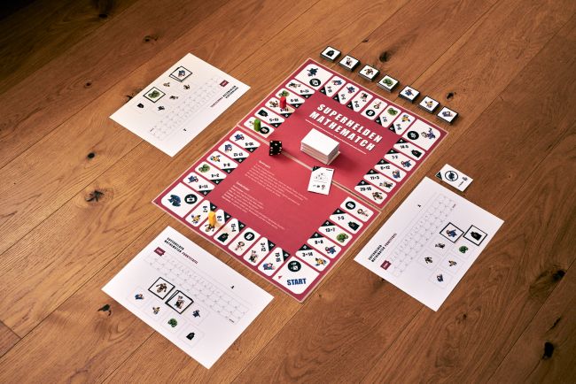 Superhelden Mathematch Gesamtansicht: Spielfeld, Punktezahlen, Ereigniskarten und Sammelfiguren.