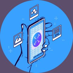 Illustration einer Hand mit Smartphone. Auf dem Display das TextSniper Icon (Fadenkreuz)